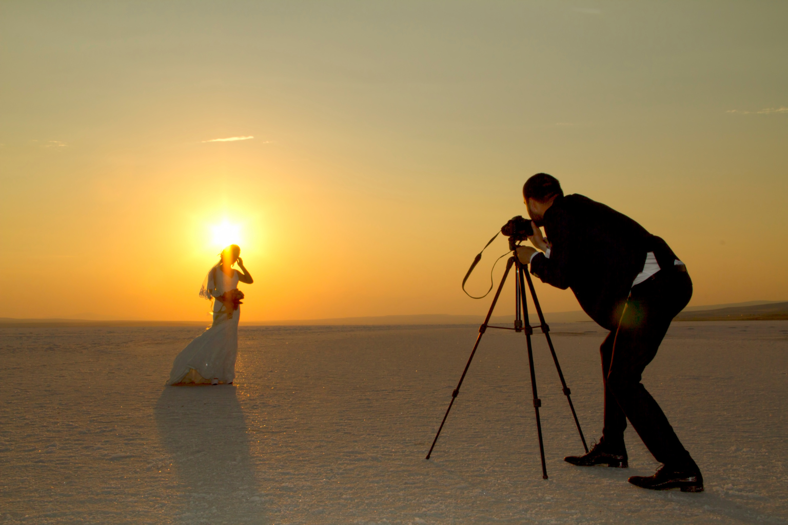 Pareja de fotógrafos preparando una sesión de boda